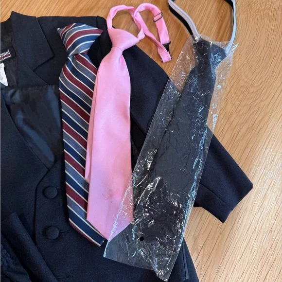 Classic Black Toddler Suit Set with 3 Ties - Picture 4 of 4